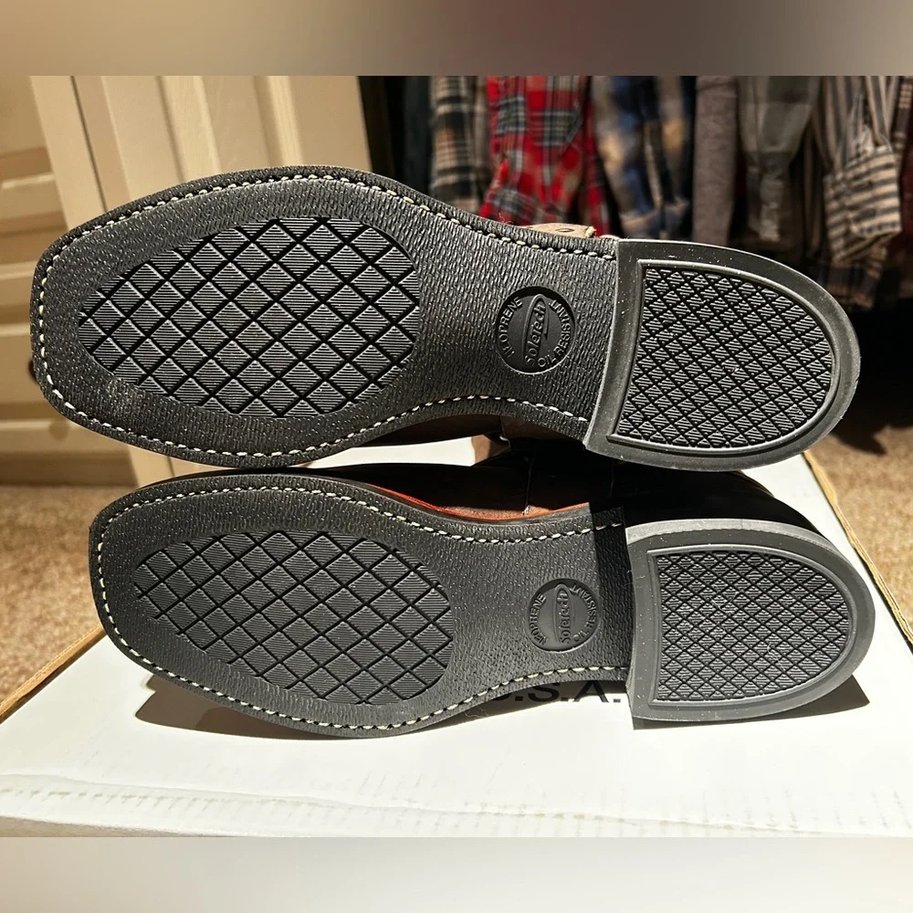 Traditionally a men’s style boot, but can be unisex. Very roomy in the toe! - Picture 4 of 8